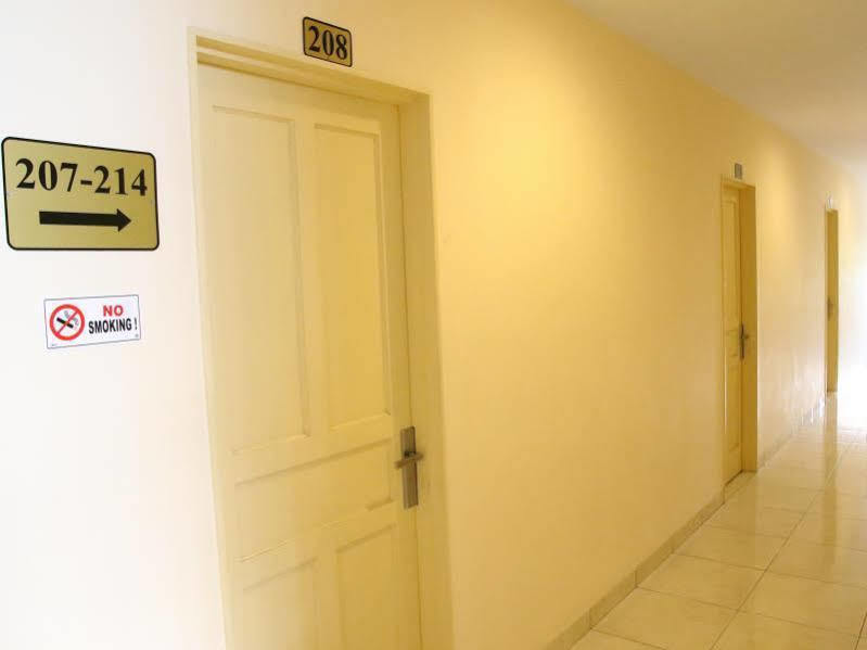 Daya Hotel Makassar Bagian luar foto