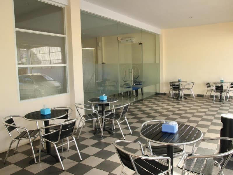 Daya Hotel Makassar Bagian luar foto