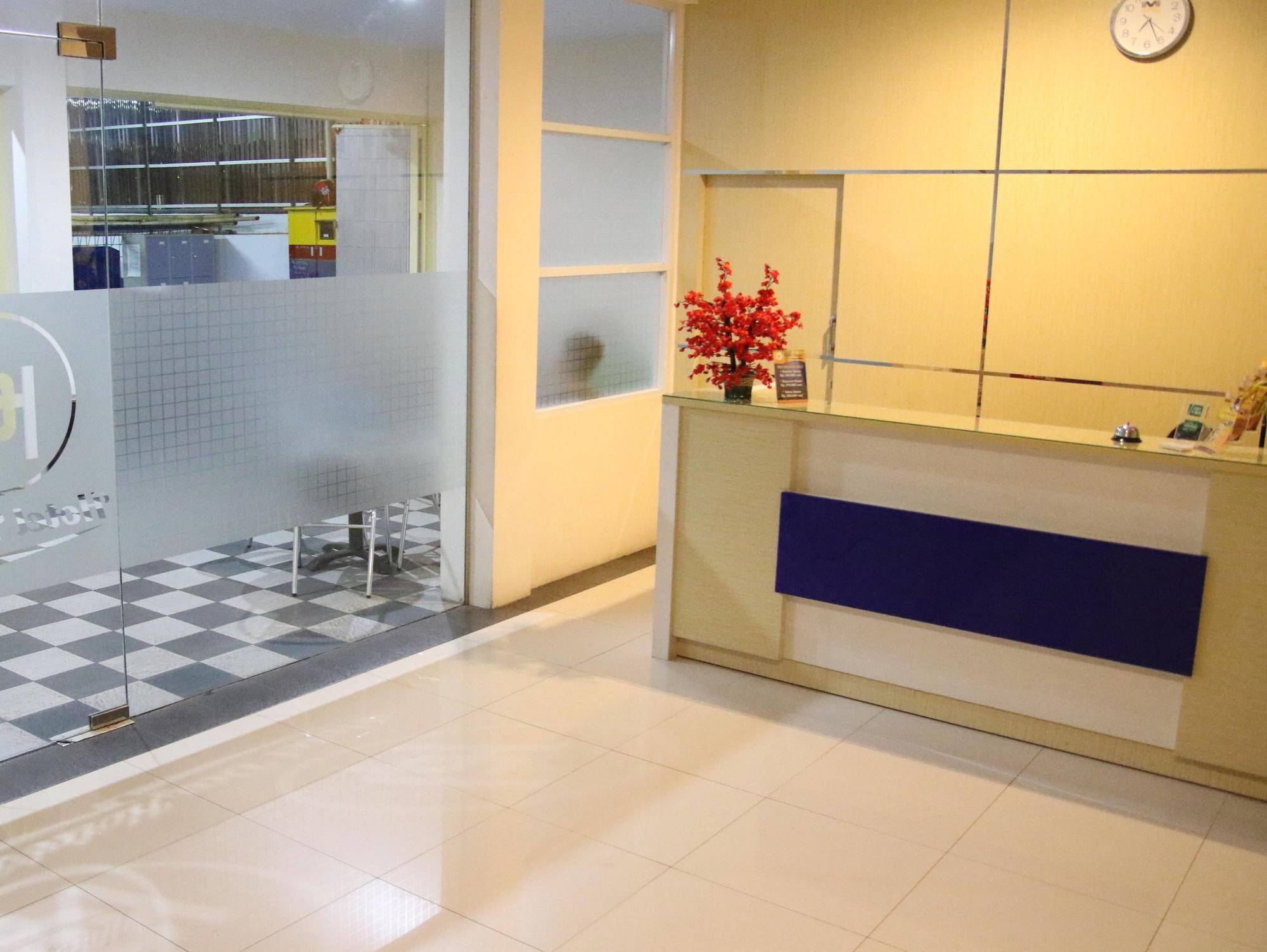 Daya Hotel Makassar Bagian luar foto